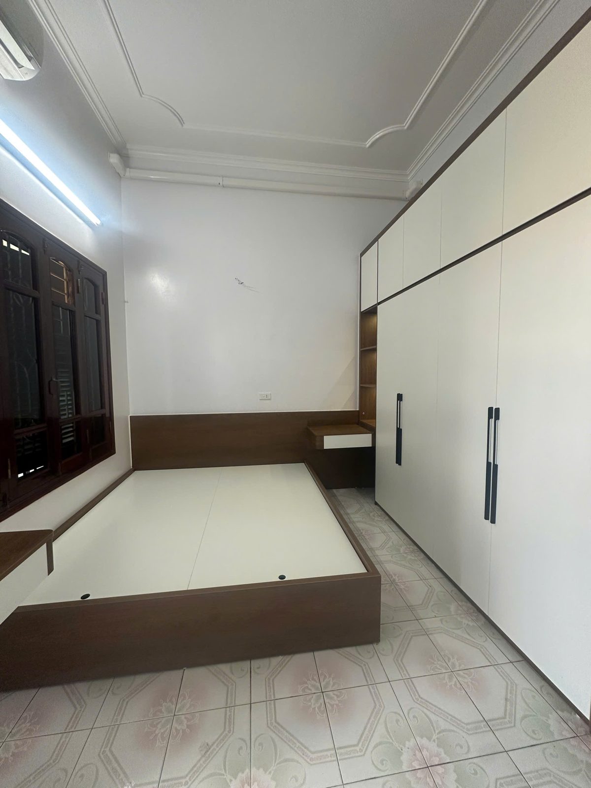 Giường, tab đầu giường và tủ quần áo kịch trần phòng ngủ bố mẹ