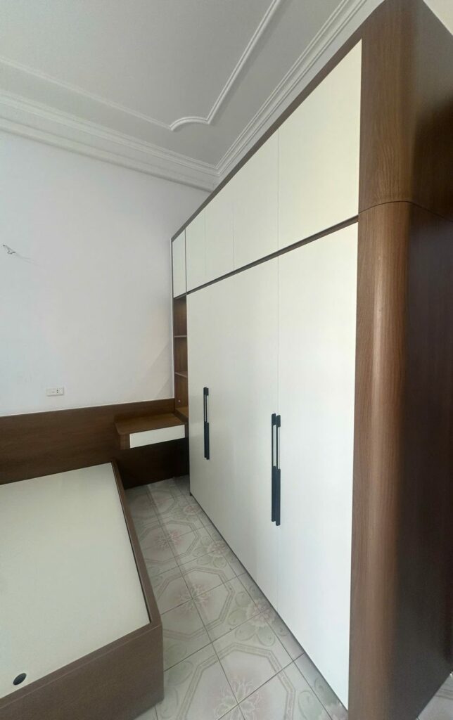 Tủ quần áo kịch trần bo cong góc vân gỗ nâu