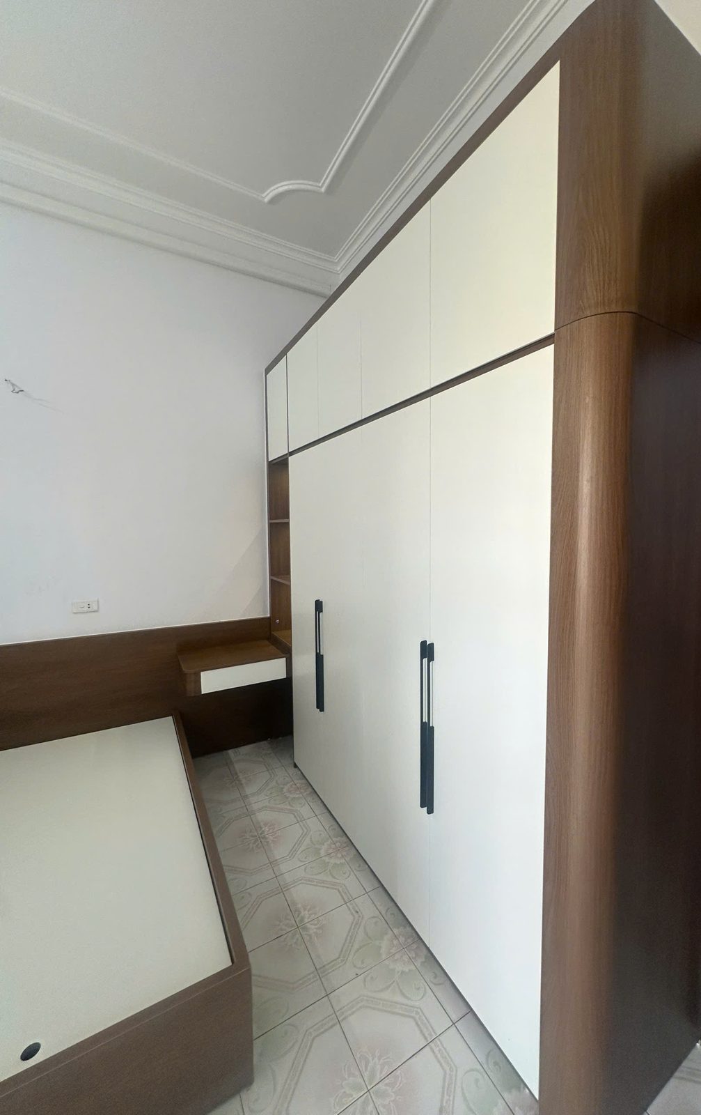 Tủ quần áo kịch trần bo cong góc vân gỗ nâu